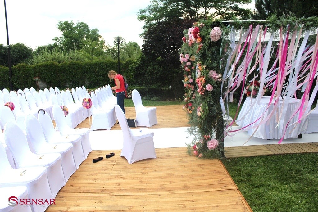 Wedding planner rozkłada plan rozsadzenia gości